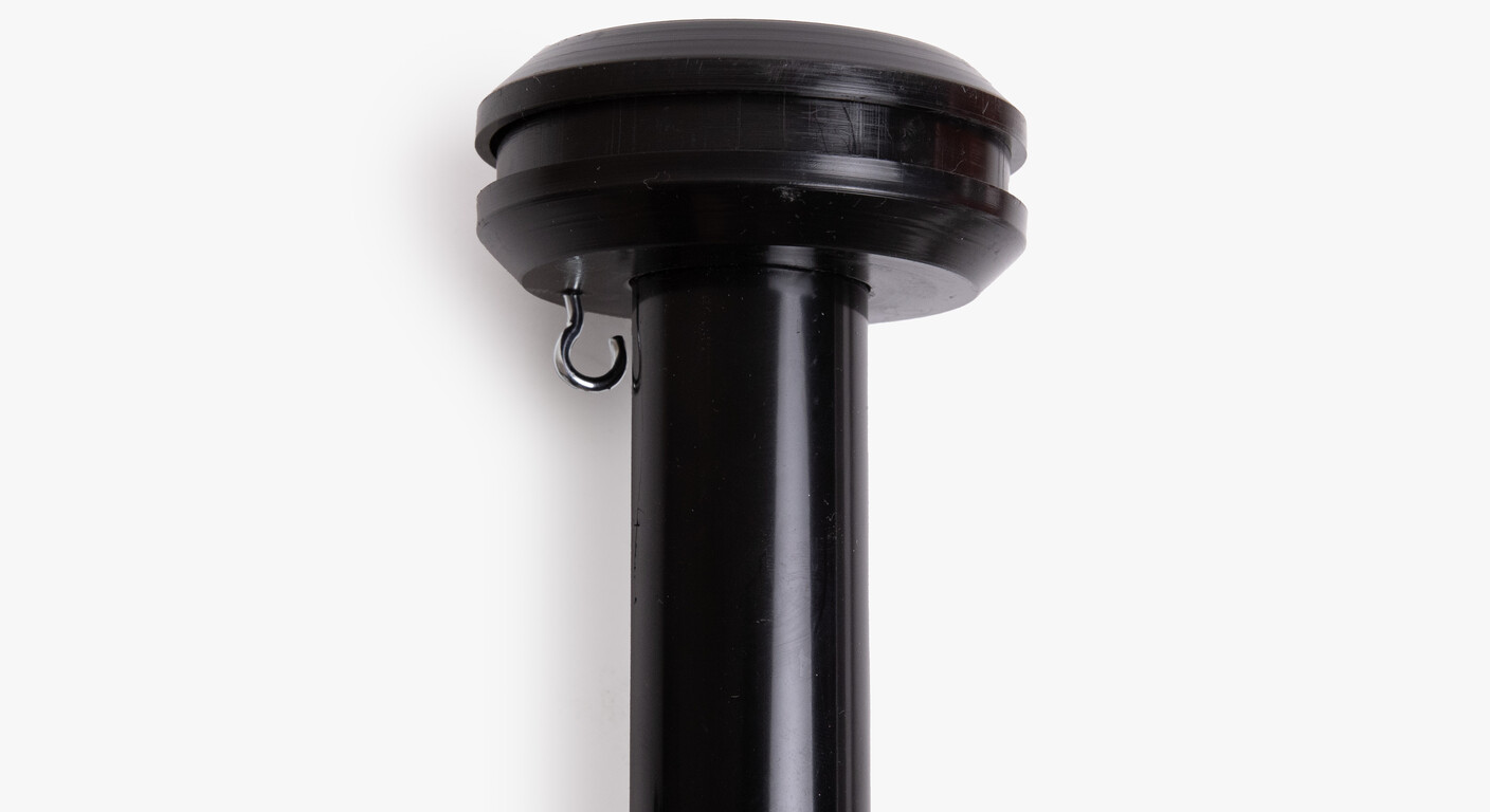 Schwarze Fahnenstange für die Fassade